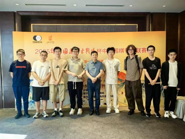 A股策略 山大棋迷突袭围甲赛场  上演与职业棋手互动的感人画面
