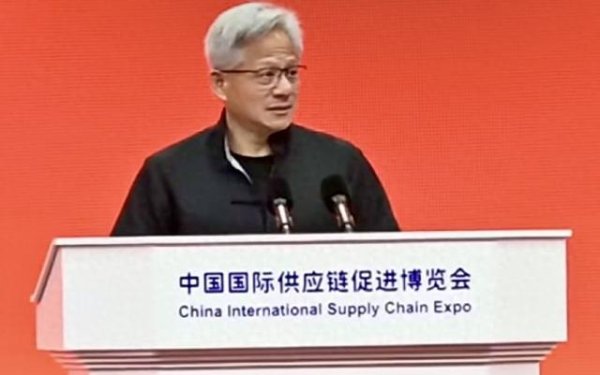 财盛证券 黄仁勋刚刚在链博会上用中文演讲，还换上唐装！称中国供应链是奇迹
